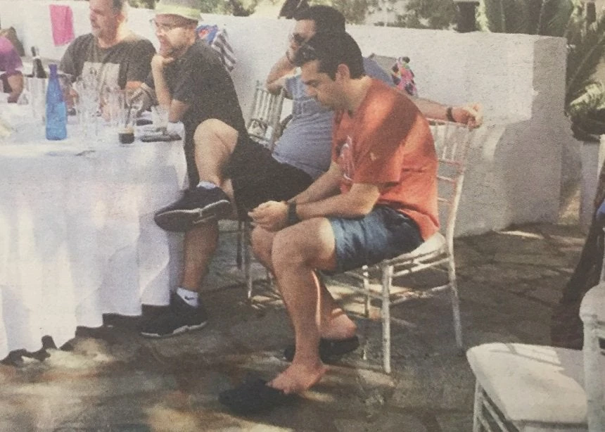 Ο Τσίπρας χαλαρώνει σε πάρτι λίγο πριν ξεπουλήσει τη Μακεδονία (εικόνα)